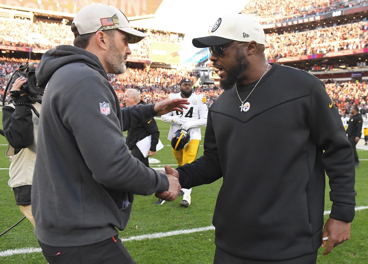 Kevin Stefanski and Mike Tomlin shake hands after the Browns' victory Sunday in Cleveland.